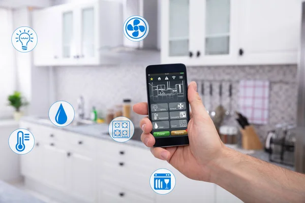 Zbliżenie Ręki Osoby Korzystającej Aplikacji Smart Home System Telefon Komórkowy — Zdjęcie stockowe