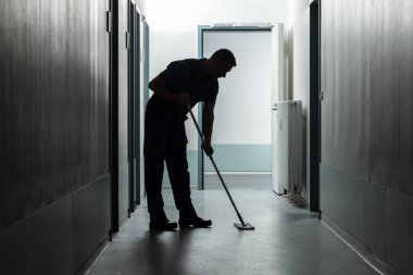 Erkek Temizlikçinin Silueti Temizlik Koridoru