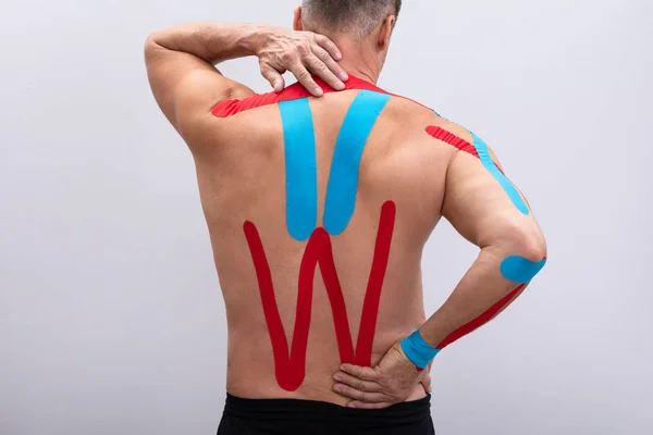 Pria Tanpa Kaos Dengan Physio Tape Terapkan Pada Tubuh Nya — Stok Foto