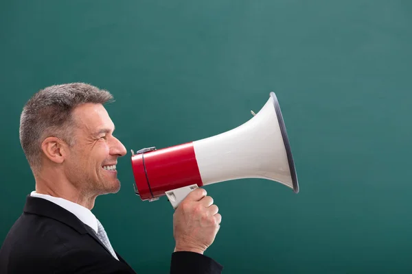 Gelukkig Volwassen Man Doen Megafoon Voorkant Schoolbord Met Aankondiging — Stockfoto