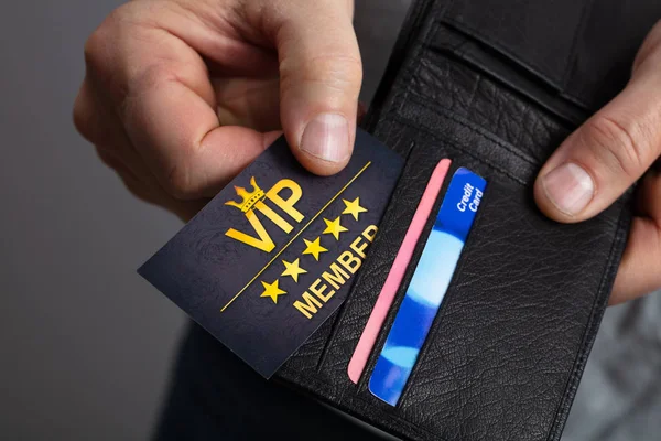 Primer Plano Hombre Que Quita Tarjeta Miembro Vip Cartera — Foto de Stock