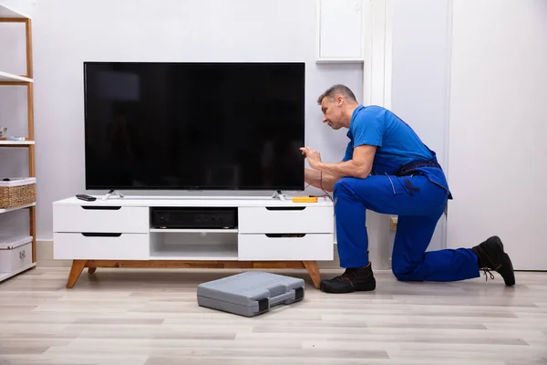 Técnico Masculino Reparando Televisão Com Multímetro Digital Casa — Fotografia de Stock