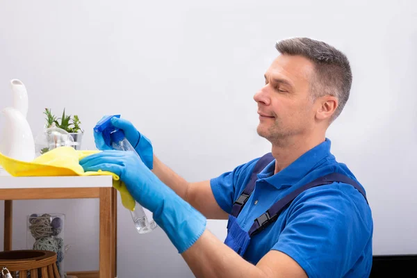 Lächelnd Reif Male Janitor Reinigungsregal Mit Serviette Und Waschmittel Sprühflasche — Stockfoto