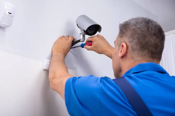 Close Male Technician Adjusting Cctv Camera Wall Screwdriver — Stock Photo, Image