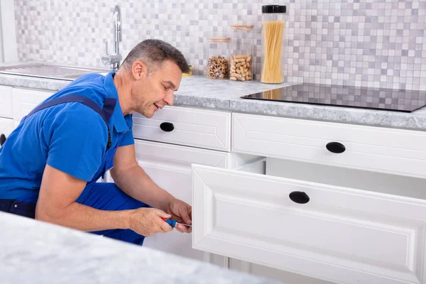 Nahaufnahme Eines Männlichen Heimwerkers Der Eine Schubladentür Der Küche Einbaut — Stockfoto
