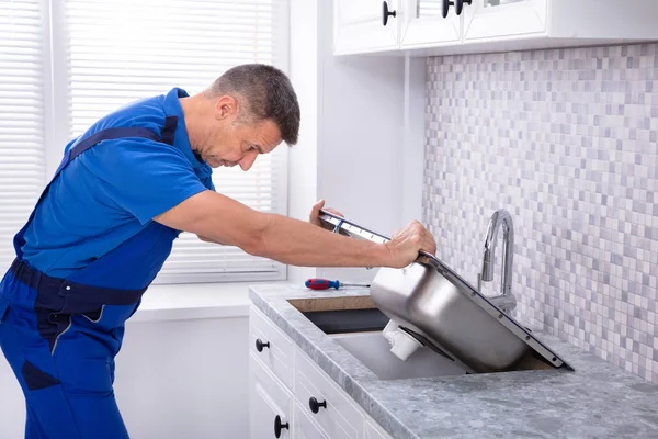 Foto Homem Trabalho Maduro Que Fixa Dissipador Cozinha — Fotografia de Stock