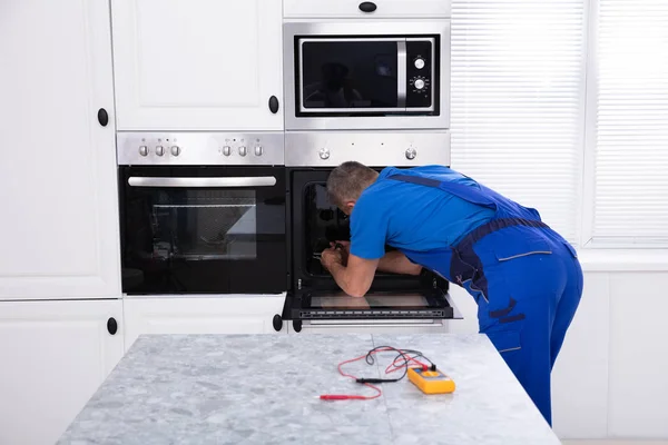 Rijpere Technicus Het Algemeen Reparatie Oven Keuken — Stockfoto