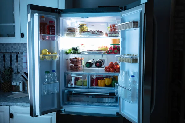 ジュース 新鮮な野菜がいっぱいのオープン冷蔵庫キッチン — ストック写真
