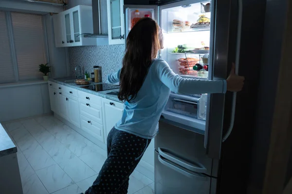 Mulher Que Abre Porta Refrigerador Com Vários Alimentos Cozinha — Fotografia de Stock