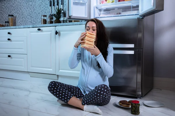 Unga Gravid Kvinna Äter Smörgås Köket — Stockfoto