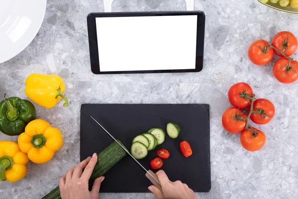 Mutfak Tezgahında Salatalık Kesen Kadın Bıçaklı Dijital Tablet Domates Çan — Stok fotoğraf