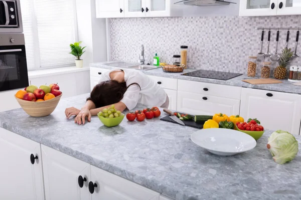 Mulher Cansada Dormindo Balcão Cozinha Perto Frutas Legumes Frescos — Fotografia de Stock