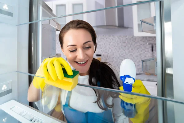 Close Uma Jovem Mulher Feliz Que Limpa Refrigerador Com Esponja — Fotografia de Stock
