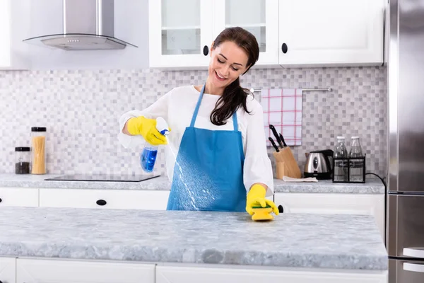 Conserje Femenino Sonriente Contador Cocina Limpieza Uniforme Con Botella Aerosol —  Fotos de Stock