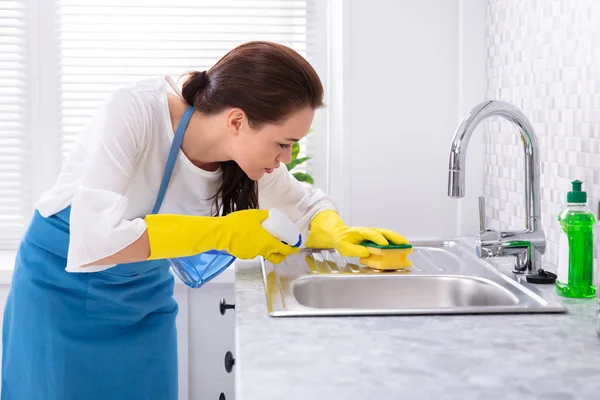 Happy Νεαρό Θηλυκό Θυρωρών Που Καθαρίζουν Νεροχύτη Της Κουζίνας Σφουγγάρι — Φωτογραφία Αρχείου