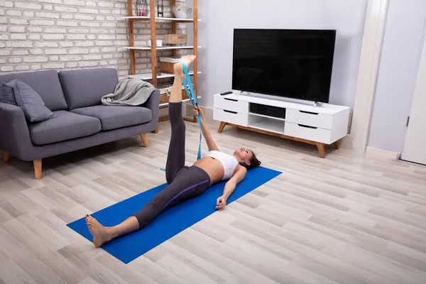 Jonge Vrouw Met Behulp Van Yoga Riem Terwijl Het Doen — Stockfoto