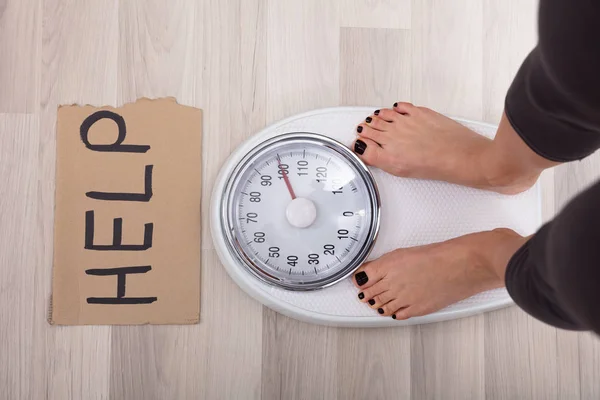 Elevated View Help Sign Cardboard Woman Feet Weighing Scale — Stock Photo, Image