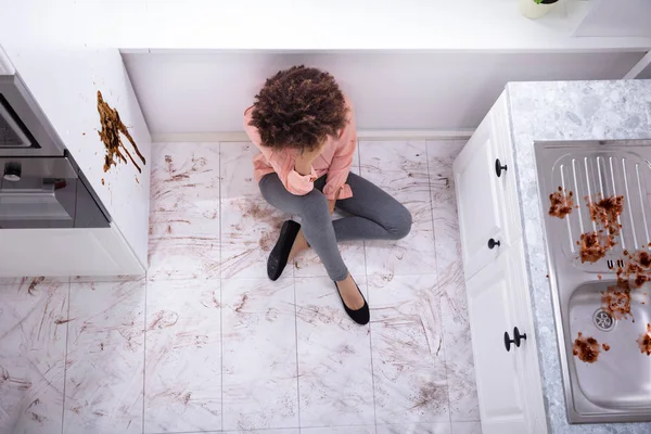 Retrato Uma Jovem Mulher Triste Sentada Chão Com Comida Derramada — Fotografia de Stock