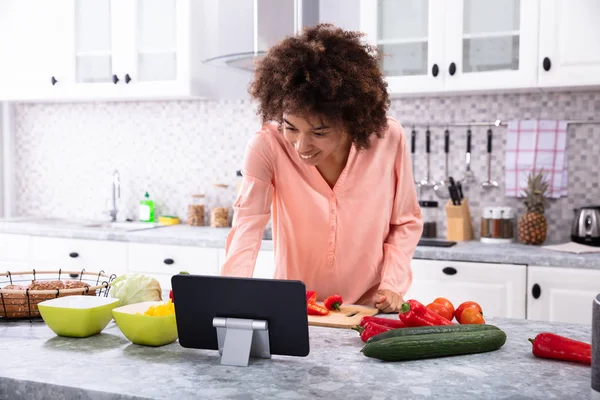 Glückliche Junge Afrikanerin Nutzt Digitales Tablet Beim Gemüsehacken Der Küche — Stockfoto
