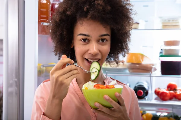 Joyeux Jeune Femme Debout Devant Réfrigérateur Manger Salade Avec Fourchette — Photo