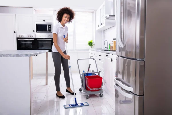 Femme Concierge Nettoyage Sol Blanc Avec Serpillière Dans Cuisine Moderne — Photo