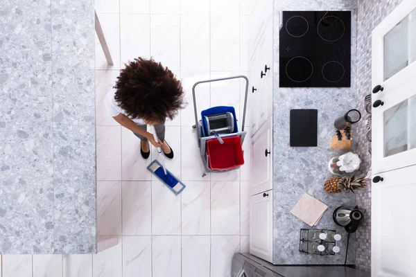 Janitor Feminino Limpando Piso Branco Com Esfregão Cozinha Moderna — Fotografia de Stock