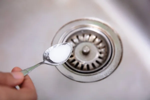 Une Personne Met Bicarbonate Soude Avec Une Cuillère Sur Drain — Photo