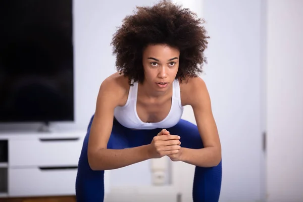 Jovem Mulher Fitness Desgaste Fazendo Agachamento Exercício Casa — Fotografia de Stock