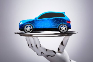 Araba poligonal desenli tepsi üzerinde gri arka plan üzerinde tutan bir Robot Close-Up