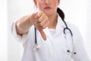 Üzgün Kadın Doktor Klinikte Başparmağını Aşağı Gösteriyor