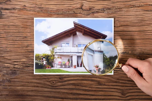 Närbild Person Som Håller Förstoringsglas Över Huset Fotografera Träbord — Stockfoto