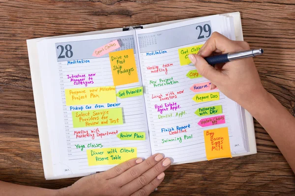 Bovenaanzicht Van Een Zakenvrouw Schrijven Schema Het Dagboek Met Pen — Stockfoto