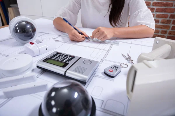 Ofiste Masasında Kurşun Kalemle Plan Çizen Bir Kadın Mimarın Yakın — Stok fotoğraf