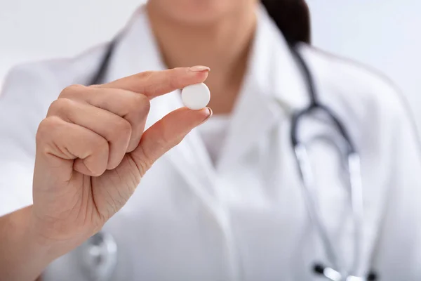 Közelkép Női Orvos Sztetoszkóppal Nyaka Körül Tartó Fehér Tabletta Kezében — Stock Fotó