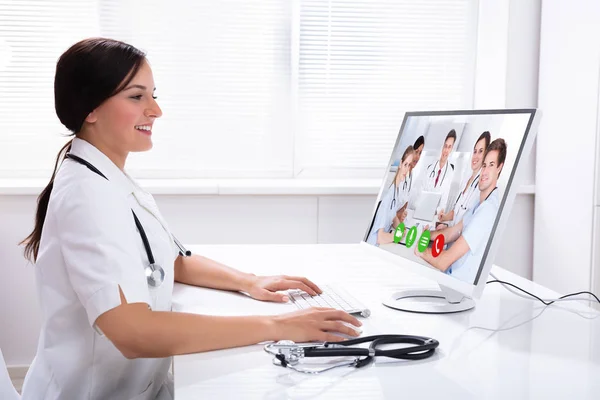 Vista Laterale Una Donna Medico Videoconferenza Con Colleghi Sul Computer — Foto Stock