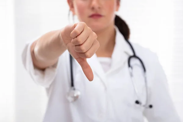 Грустная Женщина Врач Показывает Большой Палец Вниз Знак Клинике — стоковое фото