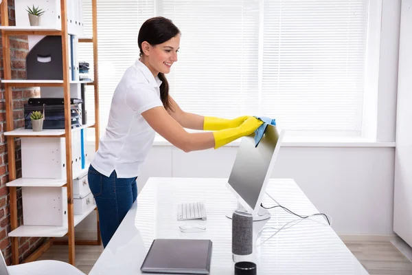 Close Person Hand Cleaning Desktop Screen Blue Rag Office — Stock Photo, Image