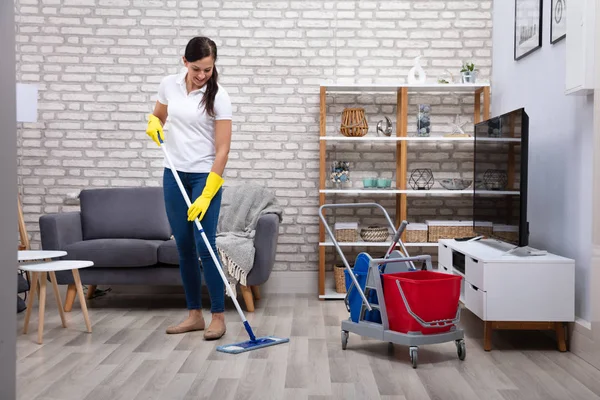 Janitor Feminino Limpeza Chão Com Esfregão Sala Estar — Fotografia de Stock