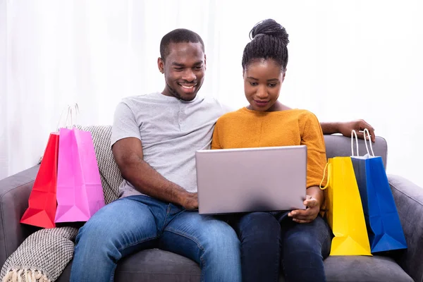 Smiling Young Couple Shopping Laptop Colorful Shopping Bags — Stock Photo, Image