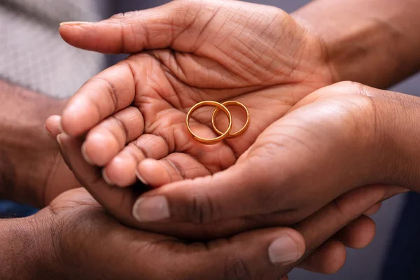 Man Och Kvinna Hand Med Par Gyllene Förlovning Ringar — Stockfoto