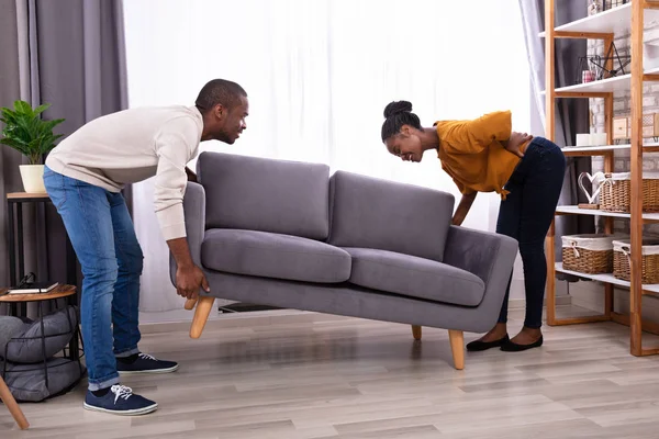 Africano Homem Olhando Para Sua Esposa Sofrendo Dor Nas Costas — Fotografia de Stock