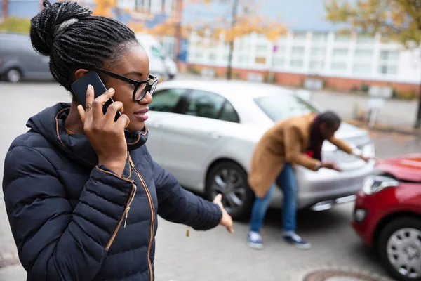 男道の破損した車を検査前に援助を求める女性 — ストック写真