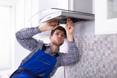 Tamirci mutfak Extractor süzgecinde mutfak multimetre ile kontrol