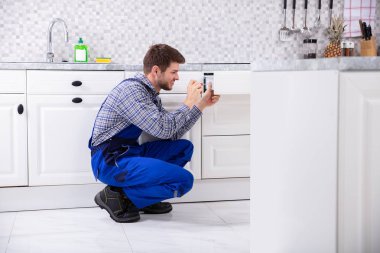 Erkek bir marangozun mutfaktaki çekmecenin kapısına yakın çekim