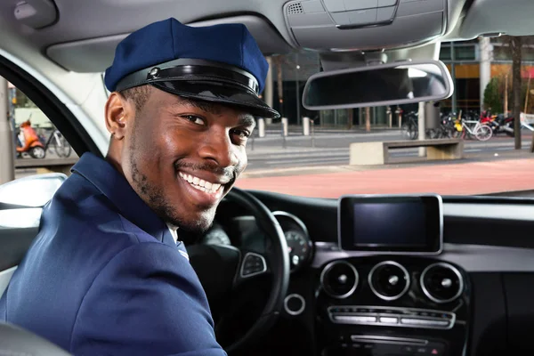 車の中で座っている幸せなアフリカの男性の運転手の肖像 — ストック写真