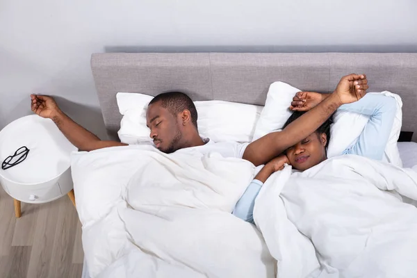 Υπερυψωμένη Θέα Παντρεμένο Ζευγάρι Αφρικής Στον Ύπνο Στο Κρεβάτι — Φωτογραφία Αρχείου