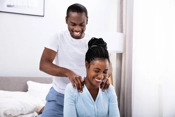 Feliz Joven Africano Hombre Dando Hombro Masaje Esposa Dormitorio — Foto de Stock