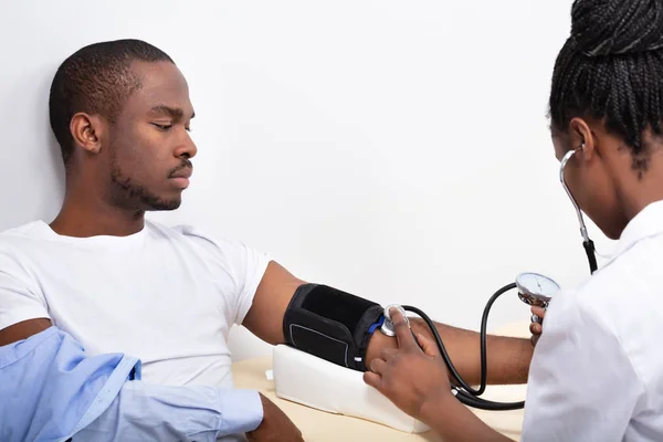 Close Van Doctor Hand Meten Van Bloeddruk Van Mannelijke Patiënt — Stockfoto