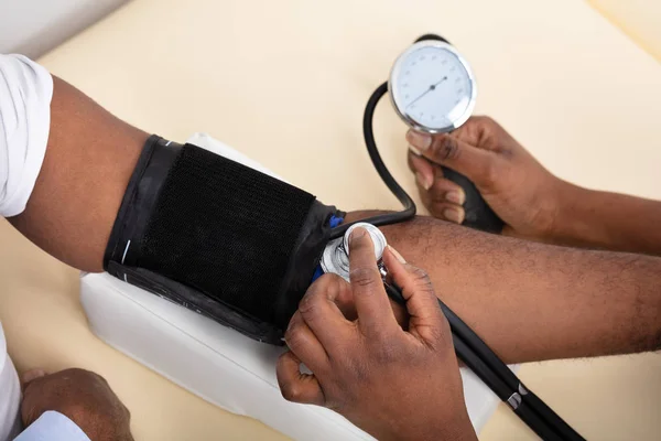 Szczelnie Góry Ręce Lekarza Pomiaru Ciśnienia Krwi Pacjenta — Zdjęcie stockowe