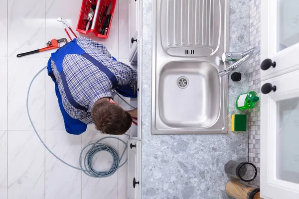 Jonge Mannelijke Loodgieter Schoonmaken Verstopt Gootsteen Pipe Keuken — Stockfoto